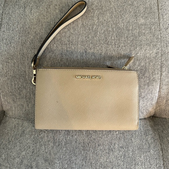 Michael Kors Adele Smartphone Wallet - Picture 1 of 4
